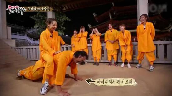 陸重烷接受懲罰做俯臥撐，女星具荷拉坐其背上。