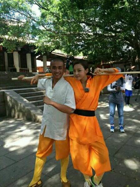 這些參加節(jié)目的女星當中既有歌手，又有演員，都是時尚年輕且受歡迎的女星。