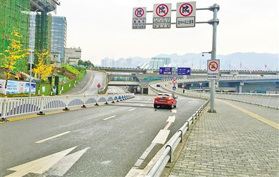 12月18日，本報記者駕車經(jīng)過江北嘴千廝門大橋匝道附近道路和財信廣場旁支路體驗時，收音機里能聽到神秘的路況提示音。本報記者