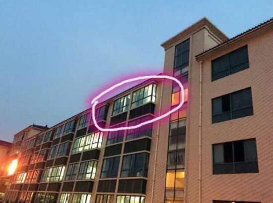 就在這間教室，吳老師在監(jiān)考中過世。