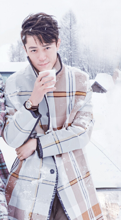 胡歌和霍建華為雜志拍攝了一組封面照，二人穿著同款風(fēng)衣，在白雪中端著咖啡，恩愛“虐狗”