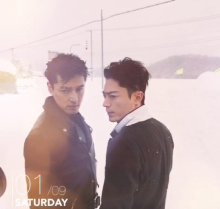 胡歌和霍建華為雜志拍攝了一組封面照，二人穿著同款風(fēng)衣，在白雪中端著咖啡，恩愛“虐狗”