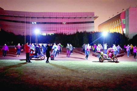 昨晚，松江體育場秩序井然，兩隊廣場舞被有序地分散在了不同區(qū)域。