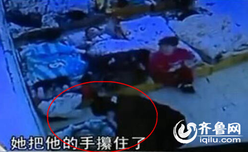 孩子午睡時(shí)候睜眼，老師攥住孩子的手，打臉。