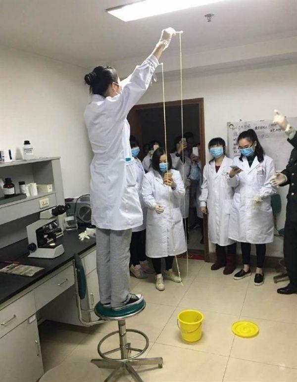 愛(ài)吃生肉惹的禍！男子體內(nèi)取出5米長(zhǎng)寄生蟲(chóng)(圖)