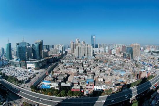 經(jīng)過(guò)4個(gè)多月的推進(jìn)，親賢社區(qū)的拆遷工作進(jìn)展緩慢，原定于2015年10月底完成的拆遷，在10月中旬時(shí)仍停留在對(duì)部分住戶(hù)進(jìn)行插花式拆除。(拍攝：2015年10月16日)