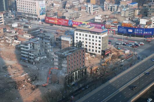 在“拆遷獎(jiǎng)勵(lì)”等一系列政策的激勵(lì)下，親賢社區(qū)的改造步伐明顯加快。2015年12月初，親賢社區(qū)簽訂拆遷協(xié)議 374份，簽約率達(dá)90%，西北片區(qū)實(shí)現(xiàn)了拆遷大突破。(拍攝：2015年12月20日)