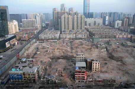 2016年元旦假期后的第一個(gè)工作日，記者從長(zhǎng)風(fēng)大街某高樓俯瞰正在拆遷中的親賢西北片區(qū)。經(jīng)過(guò)半年多推進(jìn)，這一片區(qū)只留下十余處建筑等待拆除。(拍攝：2016年1月4日)