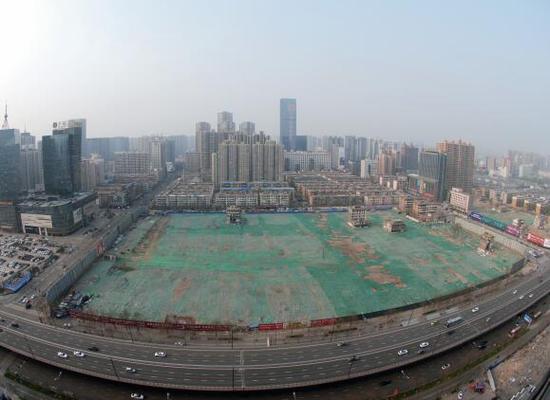 2016年4月，經(jīng)過(guò)持續(xù)攻堅(jiān)，親賢社區(qū)西北片區(qū)的拆遷工作基本告一段落，但在鋪設(shè)了防塵綠網(wǎng)的空地中，至今仍有3戶(hù)居民選擇了“堅(jiān)守”。(拍攝：2016年4月4日)