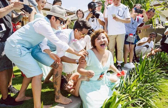 包貝爾婚禮時(shí)，賈玲和柳巖都出任伴娘