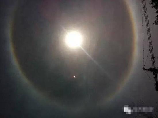 上海現UFO 專家稱光圈是日暈亮點或是飛行器(圖)