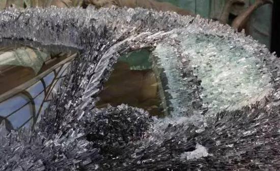 驚！車(chē)主用玻璃渣改裝瑪莎拉蒂