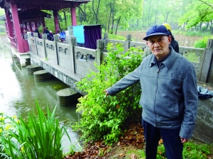 商老說，他就是在這兒把孩子拽上岸的