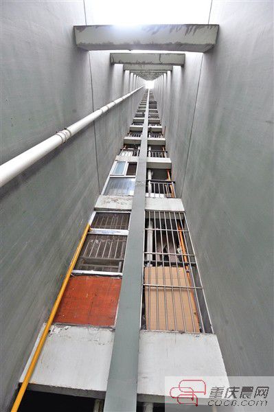 小孩就是從這幢樓的21樓墜下來的。