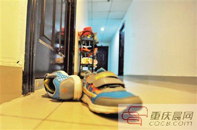 出事小孩的鞋子凌亂地?cái)[放在自家門前。