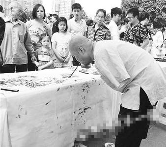 黃國(guó)富在作畫。資料照片