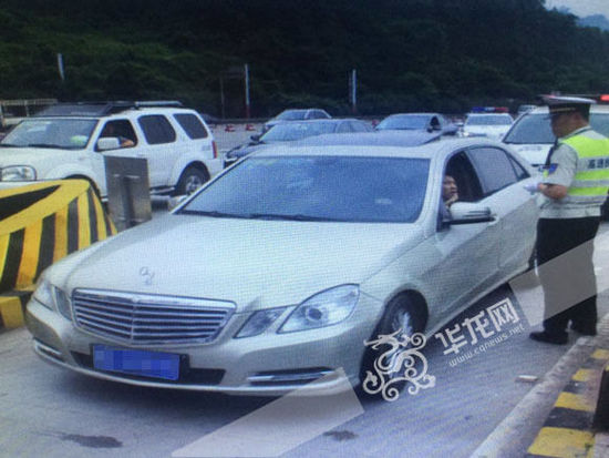 超速駕駛員被攔下。市交通執(zhí)法高速一支隊(duì)六大隊(duì)供圖