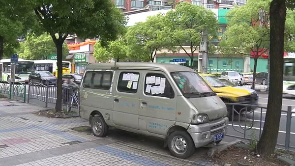 被棄置在人行道上的面包車。