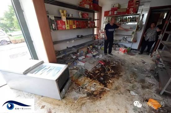 家里小賣部現(xiàn)在已經(jīng)一片混亂。