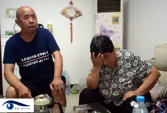 李亞榮的公婆談及李亞榮時(shí)淚流不止。