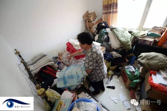 李亞榮的婆婆在收拾房間。