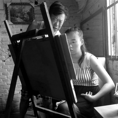 　女兒畫畫，父親在一旁指導