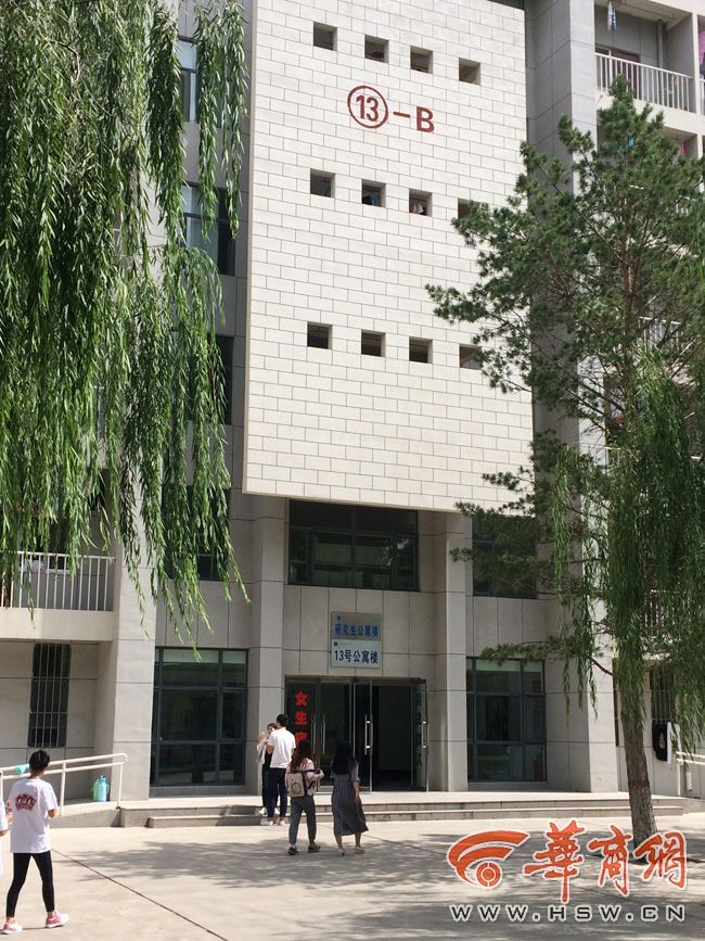 8月30日，榆林學(xué)院有學(xué)生發(fā)微博對女生宿舍樓住進(jìn)男生提出質(zhì)疑。9月3日，學(xué)校宣傳部門回應(yīng)，女生宿舍樓里確實(shí)住著3名男研究生，但該樓的格局是套間，跟單元房一樣是獨(dú)立的，大學(xué)應(yīng)有包容的精神。