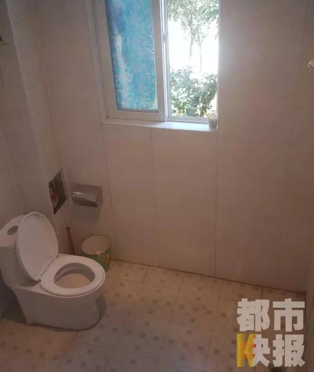 西安市戶縣草堂鎮(zhèn)的李家?guī)r村，有多戶人家經(jīng)營(yíng)著農(nóng)家樂(lè)，但昨晚發(fā)生的這件事情打破了這里的寧?kù)o。村民：“縣上的、鎮(zhèn)上的警察，還有村干部好多人在那兒，說(shuō)是女的在衛(wèi)生間生產(chǎn)，把娃從窗子扔下來(lái)?！鞭r(nóng)家樂(lè)員工：“(聽(tīng)說(shuō))直接從二樓扔下來(lái)了，呀，太殘忍了?！弊蛲淼氖?，很多人今早才聽(tīng)說(shuō)，震驚之余更感到惋惜。記者今天在高冠西五巷口找到了大家所說(shuō)的農(nóng)家樂(lè)，一夜過(guò)去了，作為和那名女顧客有過(guò)交集的老板娘，心情仍然很沉重。