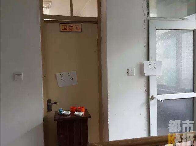 當(dāng)馮女士走出大門，繞到院子的側(cè)面時(shí)，衛(wèi)生間窗戶下方草叢中的一幕，讓她驚出了一身冷汗。農(nóng)家樂(lè)老板娘馮女士：“就是孩子，旁邊帶著胎盤?！弊蛲硎稽c(diǎn)半事發(fā)后，馮女士報(bào)了警，很不幸，男嬰已經(jīng)死亡。涉及的兩個(gè)房間，暫時(shí)被封鎖，里面已經(jīng)清理干凈。隨后記者也從轄區(qū)草堂派出所了解到，這兩男一女三人是朋友關(guān)系，女子的年齡大概是二十二三歲。該女子事發(fā)后被送往醫(yī)院，同行的兩名男子當(dāng)時(shí)被警方帶去派出所接受了筆錄調(diào)查后，已經(jīng)離開(kāi)了派出所。