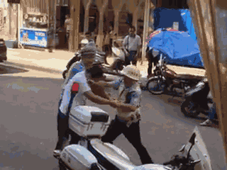 嫌疑男子涉嫌無證駕駛摩托車，且車輛違規(guī)加裝遮陽(yáng)傘并在行駛時(shí)不戴安全頭盔，辱罵毆打執(zhí)法交警。 本文圖片均來自 廣西梧州在線警務(wù)