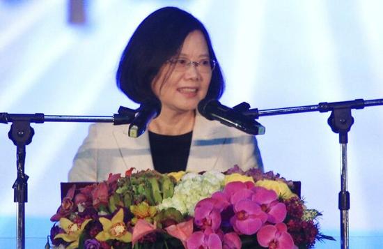 蔡英文向教師溫情喊話教師嗆：太晚了?。▓D片來源：臺(tái)灣《聯(lián)合報(bào)》）