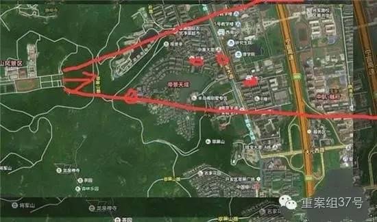 射擊場(chǎng)子彈射出方向（紅箭頭）有多個(gè)居民小區(qū) 。 圖片來(lái)源：交匯點(diǎn)新聞