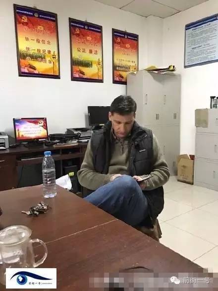 該外籍男子在派出所接受詢問。（網(wǎng)友供圖）