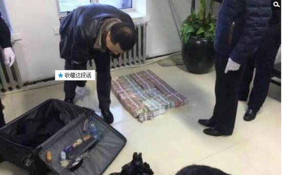 京華時報訊昨天凌晨1點左右，黑龍江省密山市一銀行金庫發(fā)生搶劫案。一名身穿迷彩服男子準(zhǔn)備劫取現(xiàn)金時被發(fā)現(xiàn)，致一名金庫值守人員死亡，隨后棄款而逃。目前，該男子尚未歸案，案件正在全力偵辦中。