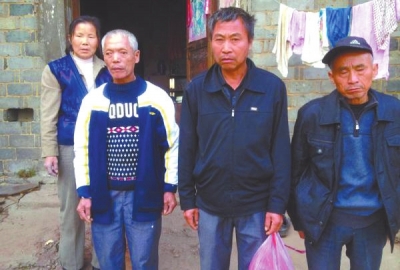 已被判死緩、在獄中服刑的4個村民的家人一直在為兒子喊冤。圖片來自網(wǎng)絡