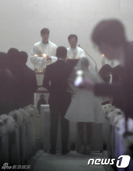 金泰?；槎Y照曝光 穿短裙手挽Rain做彌撒