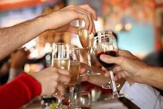 男子拼酒憋爆食管 你還敢這樣喝酒嗎？(組圖)