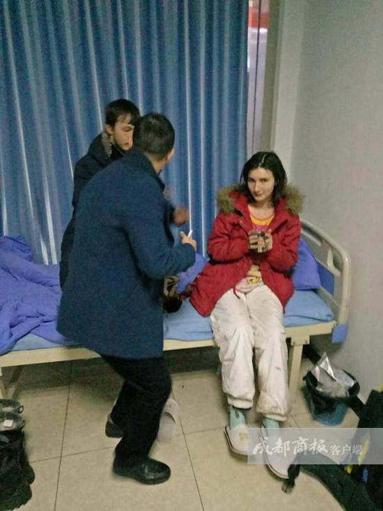 王利鑫說(shuō)，醫(yī)院工作人員考慮到他們遠(yuǎn)道而來(lái)，于是給他們倒上熱水，并試圖打手勢(shì)交流。但費(fèi)了好大勁，也沒(méi)辦法搞明白對(duì)方的情況，只好向社區(qū)民警求助。翠屏區(qū)西城派出所兩位民警迅速趕到，但雙方仍然語(yǔ)言不通，無(wú)法交流。民警見(jiàn)兩名年輕人并無(wú)惡意，只好離開(kāi)了。折騰到晚上10點(diǎn)左右，還是沒(méi)辦法溝通。而醫(yī)院作為醫(yī)療機(jī)構(gòu)，又不能留宿不明來(lái)歷的外國(guó)人。王利鑫只好帶著懂英語(yǔ)的女婿趕到，交流得知對(duì)方是一對(duì)來(lái)自俄羅斯的小夫妻?！八麄冋f(shuō)到中國(guó)‘窮游’，打算從成都到昆明，結(jié)果坐順風(fēng)車(chē)來(lái)到了宜賓，卻沒(méi)錢(qián)住賓館。”王利鑫告訴成都商報(bào)客戶(hù)端記者，兩個(gè)年輕人不懂漢語(yǔ)，正好看到中山醫(yī)院標(biāo)識(shí)，就闖進(jìn)來(lái)打算求宿一晚。