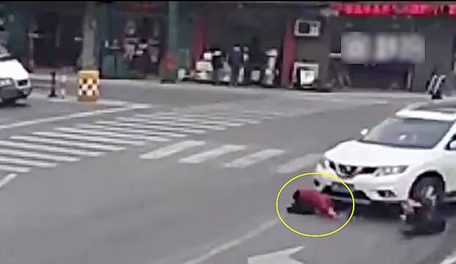 圖為小姑娘被卷進車輪下瞬間。