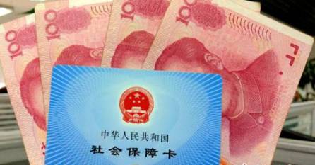 從今年1月1日開始，原有的失業(yè)保險(xiǎn)費(fèi)率是1.5%的有22個(gè)省份，包括新疆生產(chǎn)建設(shè)兵團(tuán)，可以在確保失業(yè)保險(xiǎn)金按時(shí)足額發(fā)放、穩(wěn)崗補(bǔ)貼順利實(shí)施的基礎(chǔ)上，可以降低0.5個(gè)百分點(diǎn)。個(gè)人的費(fèi)率不超過(guò)單位的費(fèi)率。