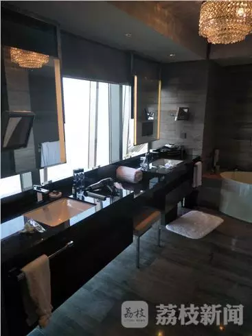 何女士表示無(wú)意中看到淋浴間外側(cè)的玻璃映射出幾個(gè)人影。