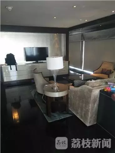 何女士稱(chēng)當(dāng)時(shí)自己正在換衣服，順眼看了一下窗外，就看到了幾個(gè)人影，其中一個(gè)人拿著手機(jī)，三個(gè)男的朝這邊望。何女士表示，剛開(kāi)始還以為是出現(xiàn)了幻覺(jué)，后來(lái)發(fā)現(xiàn)，玻璃中的映射人影就是隔壁房間的住客。