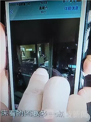 酒店前廳負(fù)責(zé)人李經(jīng)理：我們?nèi)ピ?xún)問(wèn)過(guò)，警察也詢(xún)問(wèn)過(guò)，警察有錄音，他說(shuō)他沒(méi)有錄像，第一個(gè)人說(shuō)肯定沒(méi)有錄像，第二個(gè)人沒(méi)有口頭保證。對(duì)于何女士反映的晚間玻璃外墻變成“鏡子”反光的情況子。負(fù)責(zé)人表示，在客人入住酒店的時(shí)候，酒店工作人員一般會(huì)對(duì)客人進(jìn)行提醒，要求客人將房間的窗紗全部關(guān)閉，不過(guò)這一說(shuō)法卻遭到了何女士的否認(rèn)。酒店前廳負(fù)責(zé)人李經(jīng)理稱(chēng)，這個(gè)雙層玻璃的設(shè)計(jì)是環(huán)保設(shè)計(jì)，冬暖夏涼，如果是單層冬天會(huì)非常冷。