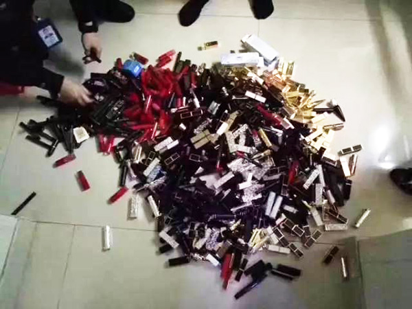 民警搜查出來的口紅。