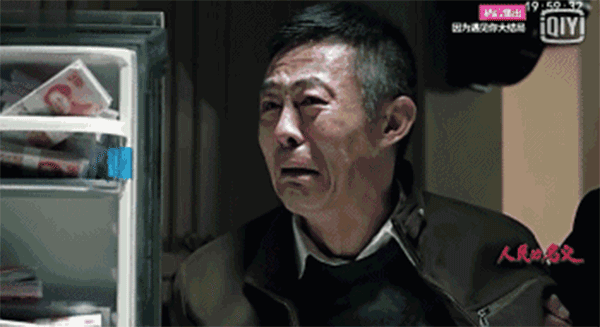 查案人員搜出的2.3億現(xiàn)金，從銀行運(yùn)來十二臺點鈔機(jī)，竟然燒壞了六臺。