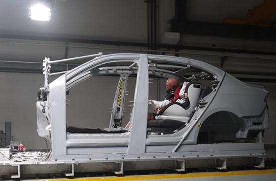 中國兒童汽車安全座椅市場一度沒有國家標(biāo)準(zhǔn)。圖為汽車用兒童安全座椅進(jìn)行撞擊實驗