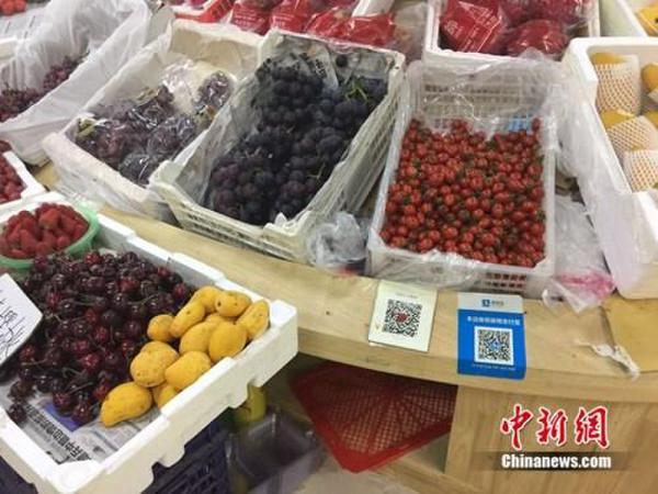 某水果攤，收款二維碼貼在顯眼位置。中新網(wǎng) 吳濤 攝
