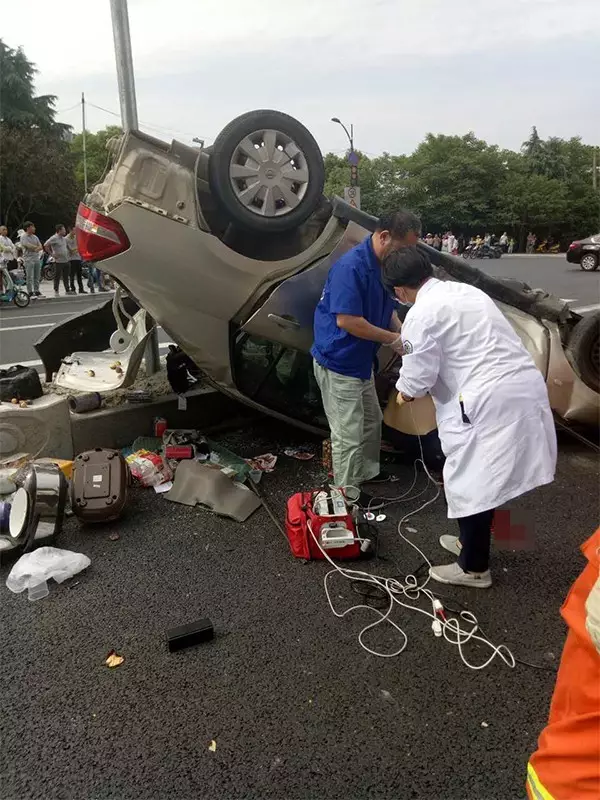不值！小車四腳朝天司機(jī)身亡 死者只為偷幾罐奶粉