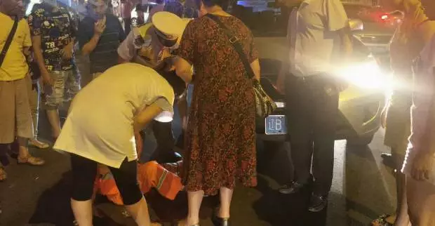 男子當眾侮辱環(huán)衛(wèi)工：你是垃圾 信不信我撞死你