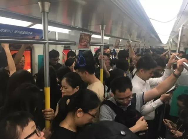 尷尬了！深圳地鐵首開女性車廂 結(jié)果塞滿男乘客